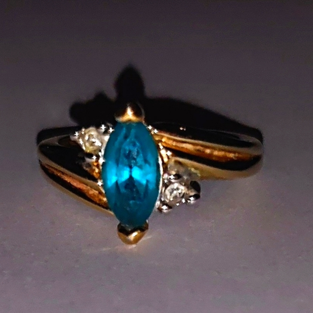 Beautiful gold ring with green stone